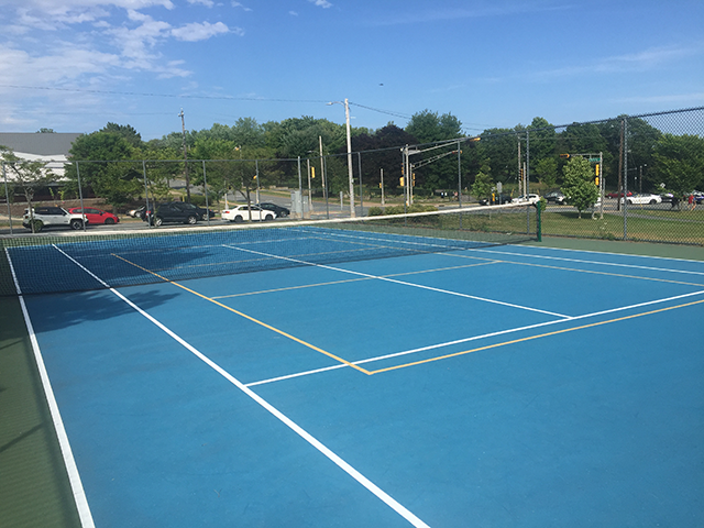 Thi công xây sân tennis-pickleball bề mặt thảm lắp ráp với nền nhựa và hàng rào 4.2m